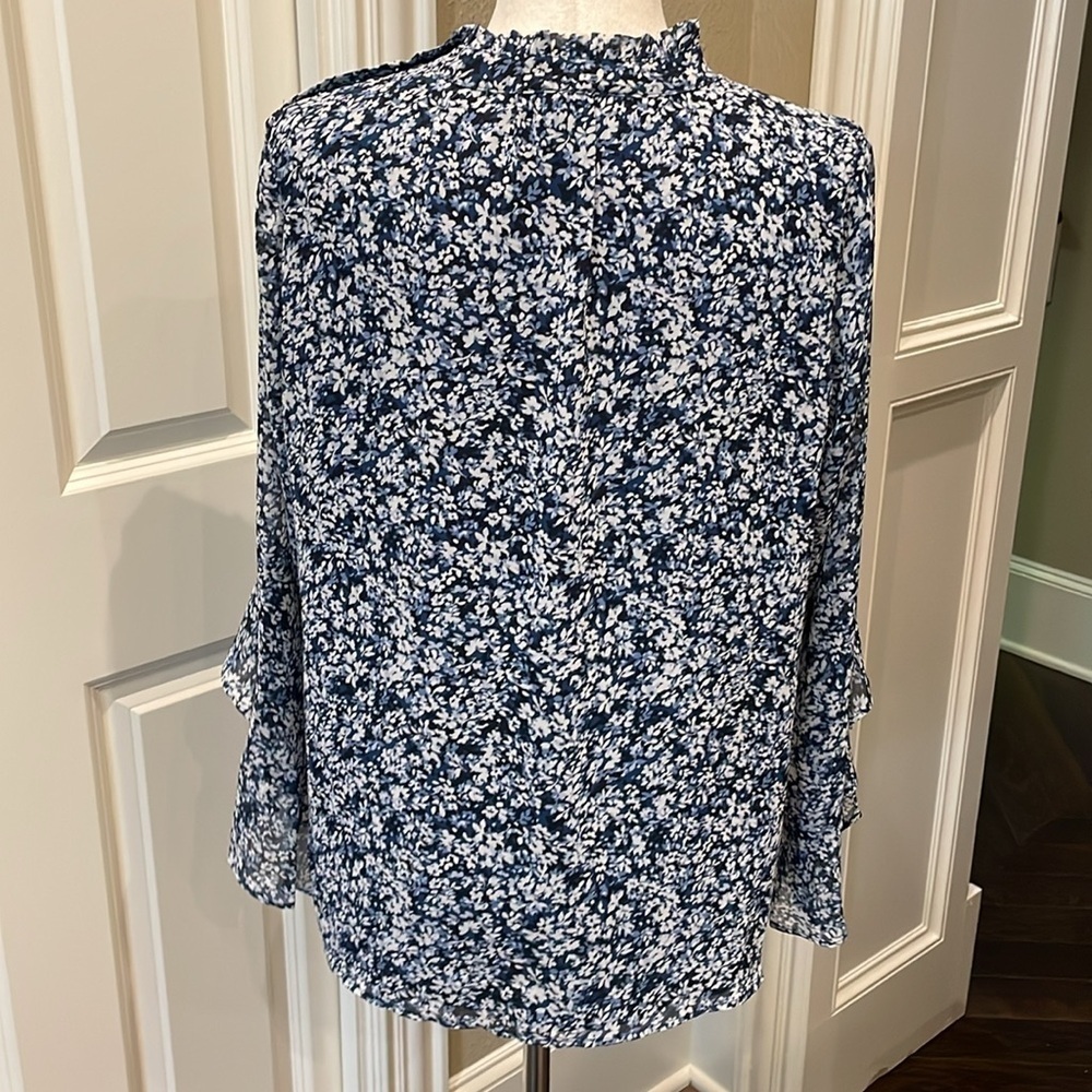 Vince Camuto Floral Print Mock Neck Flutter Sleeve Blouse Navy/W… - Picture 7 of 11